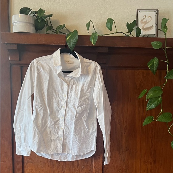 Tradlands Women's Crisp White Button-Down Shirt - Picture 1 of 5